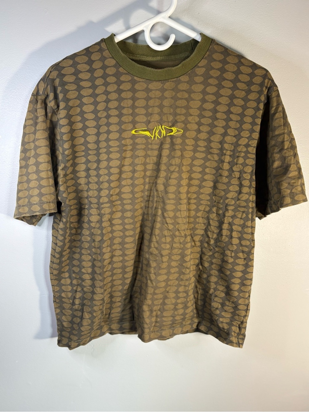 Short-Sleeve Olive Patterned Tee with Yellow Logo Accent